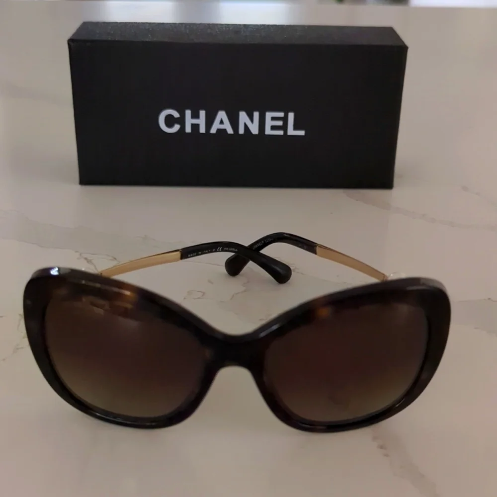 CHANEL Tortuse Pearl Polarized Sunglasses - Picture 4 of 13